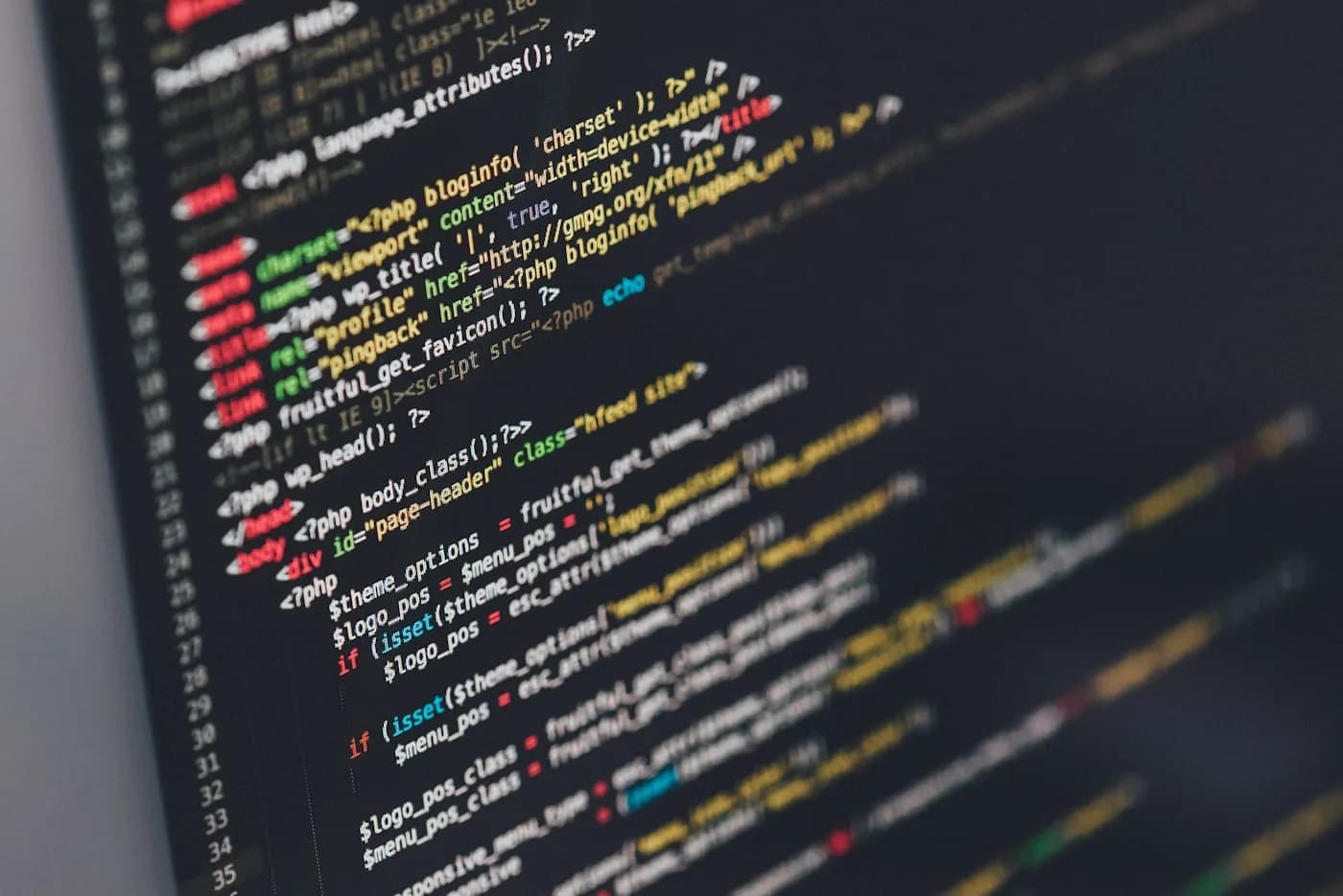 Ekranda programlama kodu satırları görünen monitör