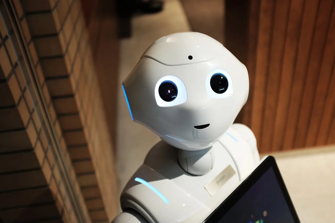 Yapay zeka asistanını temsil eden robot görseli