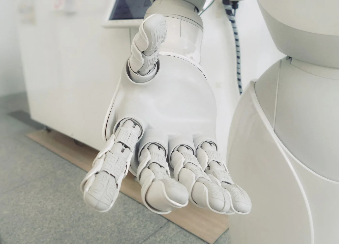 İnsan eliyle uzatılan robot el görseli