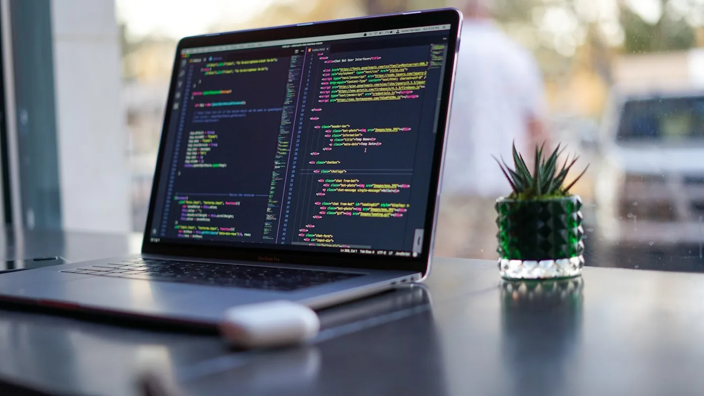 Kod editöründe programlama yazılıyor, yazılım geliştirme