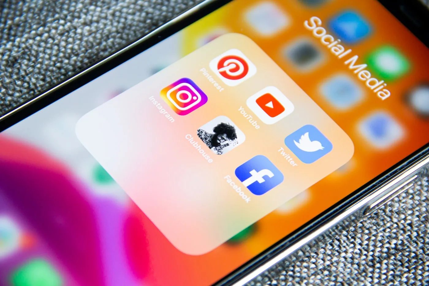 Reklam ve tıklamayı gösteren akıllı telefon