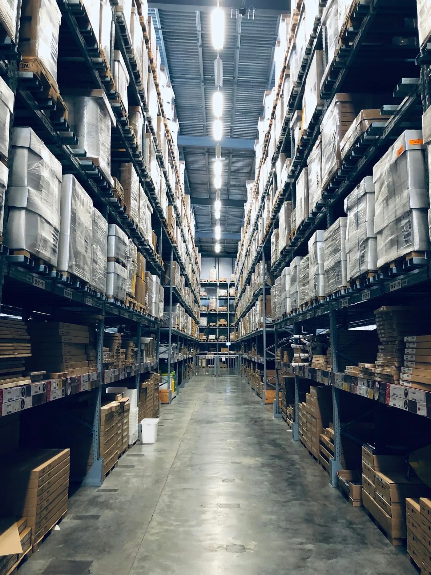 Kargo paketleri ve teslimat kutuları